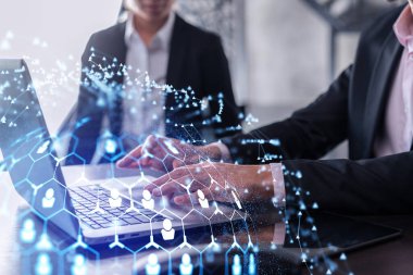 İki İK uzmanı, uluslararası danışmanlık şirketindeki stajyerlik programını hızlandırmak için dizüstü bilgisayar kullanarak işe alım pazarını analiz ediyor. Sosyal ağ hologram simgeleri.