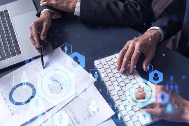 İki İK uzmanı, uluslararası danışmanlık şirketindeki stajyerlik programını geliştirmek için mezunlar pazarını inceliyor. Yeni yetenekli memurlar işe almak. Sosyal medya hologram simgeleri.