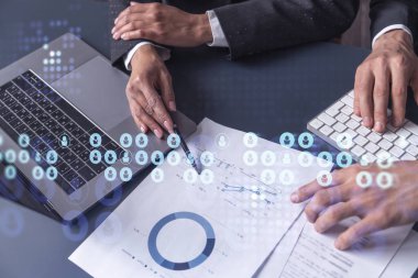 İki İK uzmanı, uluslararası danışmanlık şirketindeki stajyerlik programını geliştirmek için mezunlar pazarını inceliyor. Yeni yetenekli memurlar işe almak. Sosyal medya hologram simgeleri.