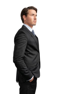 Siyah takım elbiseli iş adamı elini cebine soktu.