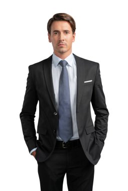 Siyah takım elbiseli bir iş adamı beyaz arka planda izole edilmiş.