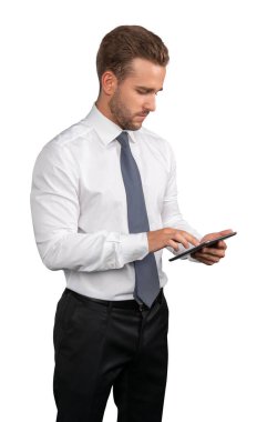Beyaz arka planda izole edilmiş tabletli gömlekli ve kravatlı bir iş adamı.