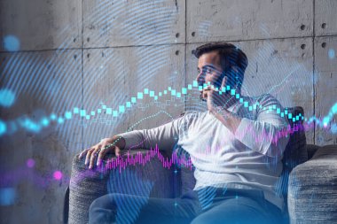 Günlük giysiler içinde yakışıklı bir adam, konuşan bir telefon, küresel finans piyasası sorunu. Çifte maruziyet. Borsa ticareti kavramı. Forex grafik hologramı.