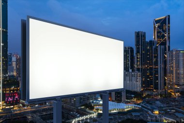 Gece vakti KL şehir planlı boş beyaz yol billboard 'u. Sokak reklam afişi, maket, 3 boyutlu tasarım. Yan görüş. Pazarlama iletişimi fikri desteklemek veya satmak için.