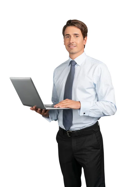 Empresario en camisa y corbata con portátil aislado sobre fondo blanco —  Fotos de Stock