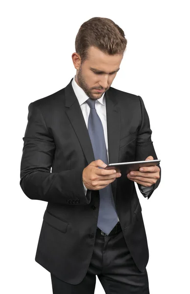 Επιχειρηματίας σε μαύρο κοστούμι και γραβάτα με δισκίο απομονώνονται σε λευκό φόντο — Φωτογραφία Αρχείου