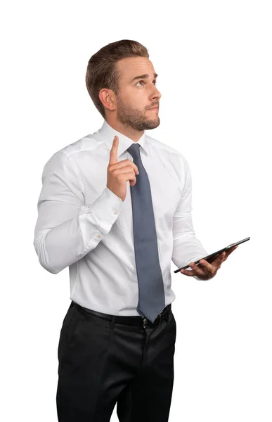 Empresario en camisa y corbata con tableta aislada sobre fondo blanco —  Fotos de Stock