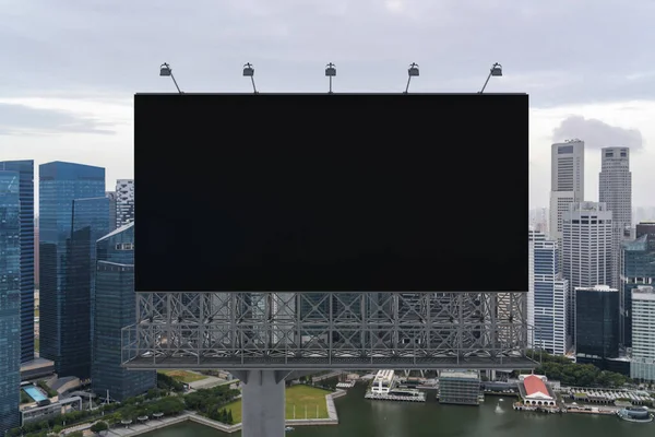 Panneau d'affichage de route noir blanc avec fond de paysage urbain de Singapour à l'heure du jour. Affiche publicitaire, maquette, rendu 3D. Vue de face. Le concept de communication marketing pour promouvoir. — Photo