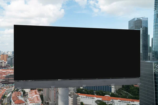 Panneau d'affichage de route noir blanc avec fond de paysage urbain de Singapour à l'heure du jour. Affiche publicitaire, maquette, rendu 3D. Vue de face. Le concept de communication marketing pour promouvoir. — Photo