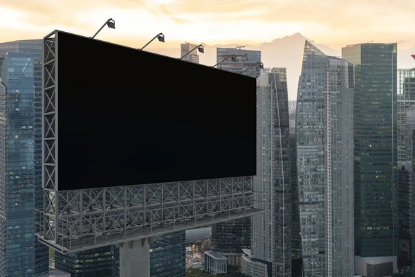 Tabuleiro preto em branco com fundo cityscape de Singapura ao pôr-do-sol. Cartaz publicitário de rua, mock up, renderização 3D. Vista lateral. O conceito de comunicação de marketing para vender ideia. — Fotografia de Stock