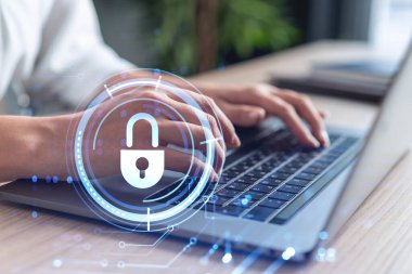 Bir kadın programcı bilgisayar üzerinden bir siber güvenliği korsan saldırılarından korumak ve müşterilerin gizli bilgilerini kaydetmek için kod yazıyor. Hologram simgelerini daktilo eden ellerin üzerine kilitle. Resmi giysi.