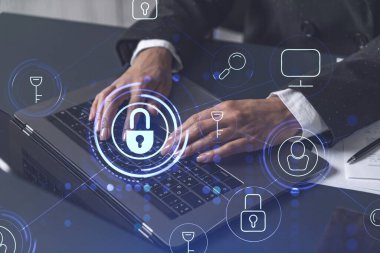 Bir kadın programcı bilgisayar üzerinden bir siber güvenliği korsan saldırılarından korumak ve müşterilerin gizli bilgilerini kaydetmek için kod yazıyor. Hologram simgelerini daktilo eden ellerin üzerine kilitle. Resmi giysi.