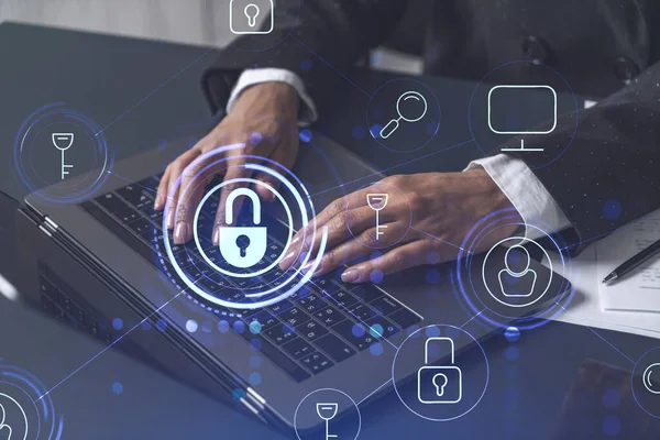 Bir kadın programcı bilgisayar üzerinden bir siber güvenliği korsan saldırılarından korumak ve müşterilerin gizli bilgilerini kaydetmek için kod yazıyor. Hologram simgelerini daktilo eden ellerin üzerine kilitle. Resmi giysi.