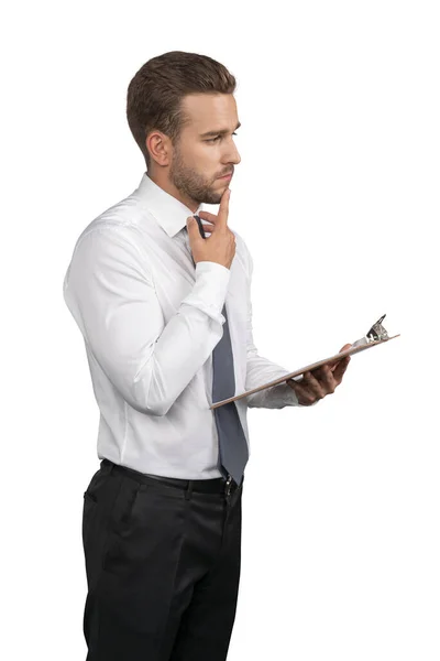 Homme d'affaires en chemise blanche et cravate avec presse-papiers isolé sur fond blanc — Photo