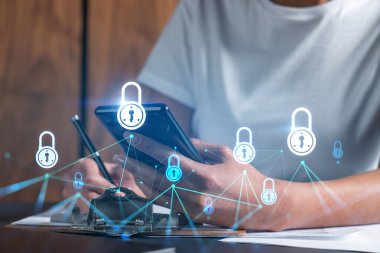 Simge hologramını kilitle ve sözleşmeyi imzalayan bir kadın telefonu kullan. Güvenlik kavramı. Çift pozlama.