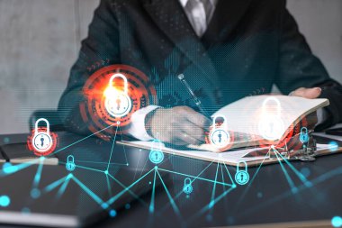 Simge hologramını kilitle ve not alan bir kadın. İş güvenliği ve koruma kavramı. Çoklu pozlama.