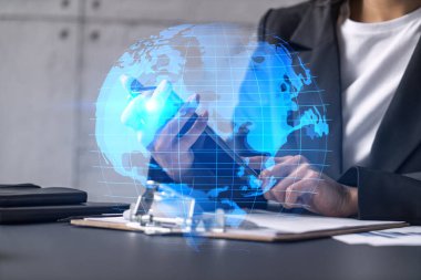 Ofiste akıllı telefon kullanan bir iş kadını. Dünya haritalı uluslararası iş ilişkileri. Çift pozlama.