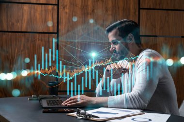 Ciddi bir Kafkasyalı analist gündelik giysiler içinde, dizüstü bilgisayar kullanarak borsa davranışlarını tahmin ediyor. Çifte maruziyet. Eski Hologram. İnternet ticareti kavramı.