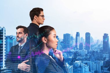 Takım elbiseli bir grup iş arkadaşı çok uluslu kurumsal ekibin bir parçası olarak fonda ticari strateji tahmininde bulunuyorlar. Eski çizelge. Bangkok arka planda. Çift pozlama