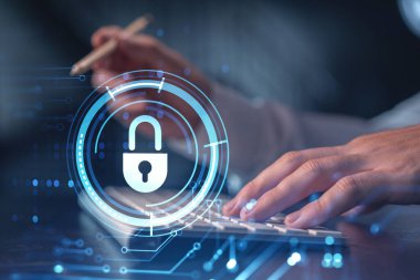 Bir programcı, bir siber güvenliği korsan saldırılarından korumak ve müşterilerin gizli verilerini kurtarmak için bilgisayarda kod yazıyor. Hologram simgelerini daktilo eden ellerin üzerine kilitle. Resmi giysi.