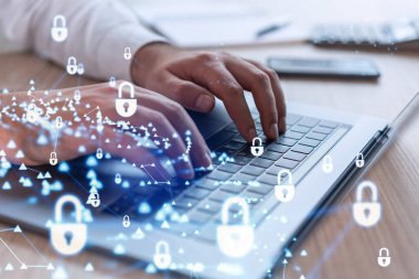 Bir programcı, bir siber güvenliği korsan saldırılarından korumak ve müşterilerin gizli verilerini kurtarmak için bilgisayarda kod yazıyor. Hologram simgelerini daktilo eden ellerin üzerine kilitle. Resmi giysi.