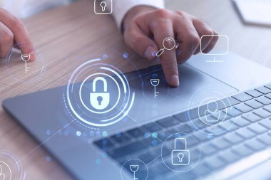 Bir programcı, bir siber güvenliği korsan saldırılarından korumak ve müşterilerin gizli verilerini kurtarmak için bilgisayarda kod yazıyor. Hologram simgelerini daktilo eden ellerin üzerine kilitle. Resmi giysi.