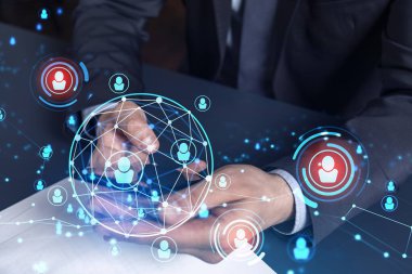 Uluslararası takımı işe alacak en iyi adayları bulmak için sosyal ağları akıllı telefonlarla tarayan insan kaynakları uzmanlarının elleri. Başarı kavramı. Medya hologram simgeleri. Resmi giysi.