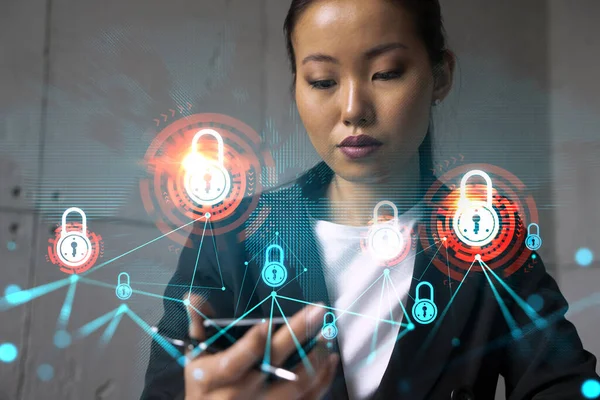 Femme d'affaires utilisant le téléphone, travailler dans un bureau moderne sur un nouveau projet. Double exposition. Concept de succès. Hologramme de sécurité de verrouillage. — Photo