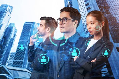 İş amaçlarına ulaşmak için sosyal medya pazarlama stratejisi üzerinde çalışan bir grup SMM uzmanı. Singapur arkaplanı üzerinde hologram simgeleri.