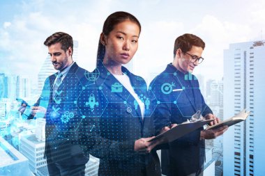 Bir grup iş arkadaşı araştırma ve geliştirme departmanındaki problemleri çözmek için yeni teknik yaklaşımlar bulmaya çalışıyor. Bangkok arka planında Fintech hologram simgeleri.