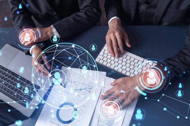 İki İK uzmanı, uluslararası danışmanlık şirketindeki stajyerlik programını geliştirmek için mezunlar pazarını inceliyor. Yeni yetenekli memurlar işe almak. Sosyal medya hologram simgeleri.