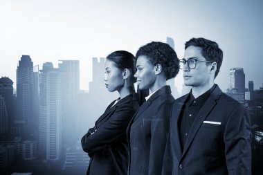 Bir grup başarılı gülümseyen iş danışmanı takım elbiseli ve müşteri sorunlarıyla uğraşmaya hazır. Bangkok şehir manzarası. Çok uluslu şirket takımı. Çift pozlama.