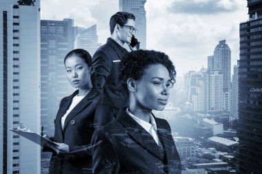 Takım elbiseli üç iş arkadaşı MBA mezuniyetinden sonra yeni kariyer fırsatları hayal ediyor. Çok uluslu şirket takımı kavramı. Bangkok arka planda. Çift pozlama.