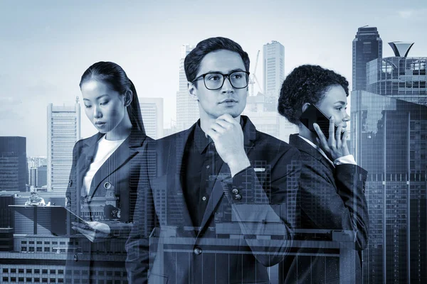 Группа из трех коллег по бизнесу в костюмах мечтает о новых карьерных возможностях после окончания MBA. Концепция многонациональной корпоративной команды. Сингапур на заднем плане. Двойное воздействие. — стоковое фото