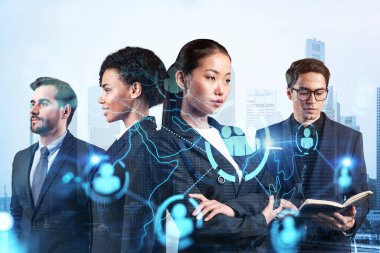 İş amaçlarına ulaşmak için sosyal medya pazarlama stratejisi üzerinde çalışan bir grup SMM uzmanı. Singapur arkaplanı üzerinde hologram simgeleri.