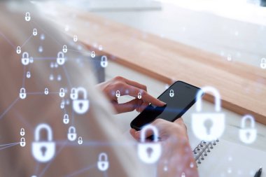Bir kadın programcı, bir siber güvenliği bilgisayar korsanlarından korumak ve müşterilerinin gizli bilgilerini kaydetmek için akıllı telefonuyla internette geziniyor. Hologram simgelerini daktilo eden ellerin üzerine kilitle. Resmi giysi