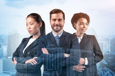 Başarılı gülümseyen iş danışmanlarının ön görüşü takım elbiseli ve müşteri sorunlarıyla uğraşmaya hazır olmaları. Singapur şehir manzarası. Çok uluslu şirket takımı. Çift pozlama.