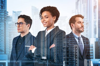 Takım elbiseli üç iş ortağından oluşan bir grup başarılı olmak için yeni fırsatlar arıyor. Çok uluslu şirket takımı kavramı. Bangkok arka planda. Çift pozlama.