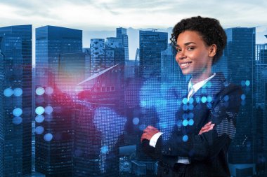 Uluslararası şirkette gülümseyen siyahi kadın İK müdürü yüksek nitelikli uzmanların işe alınmasını düşünüyor. İş dünyasındaki kadınlar. Singapur 'da sosyal medya hologramları.