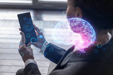 İş kadını daktilo ediyor, modern ofiste yeni bir proje üzerinde çalışıyor. Beyin hologramı. Çifte maruziyet. Başarı kavramı.