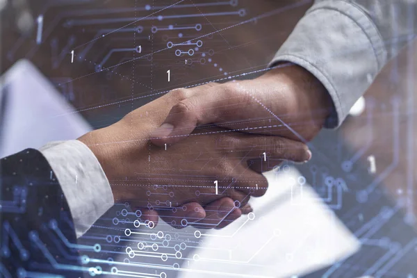 Handshake de dois empresários como conceito de acordo para desenvolver um novo software para melhorar o serviço em uma empresa. Ícones tecnológicos. Mulher nos negócios. — Fotografia de Stock