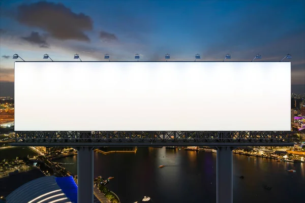 Panneau d'affichage blanc blanc avec fond de paysage urbain de Singapour la nuit. Affiche publicitaire, maquette, rendu 3D. Vue de face. Le concept de communication marketing pour vendre l'idée. — Photo