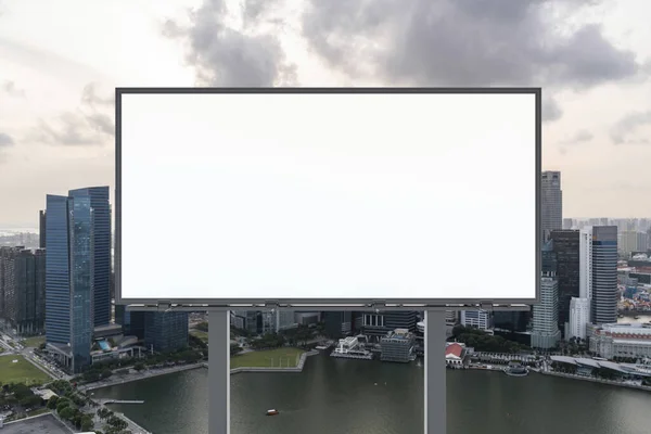 Пустой белый рекламный щит с городским пейзажем Сингапура на закате. Уличная реклама, макет, 3D рендеринг. Вид спереди. Концепция маркетинговой коммуникации для продажи идеи. — стоковое фото