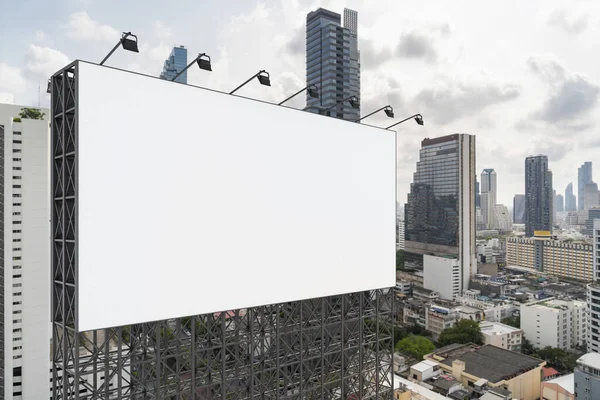 Panneau d'affichage blanc blanc de route avec le fond de paysage urbain de Bangkok au jour le jour. Affiche publicitaire, maquette, rendu 3D. Vue latérale. Le concept de communication marketing pour promouvoir ou vendre une idée. — Photo