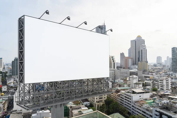 Panneau d'affichage blanc blanc de route avec le fond de paysage urbain de Bangkok au jour le jour. Affiche publicitaire, maquette, rendu 3D. Vue latérale. Le concept de communication marketing pour promouvoir ou vendre une idée. — Photo