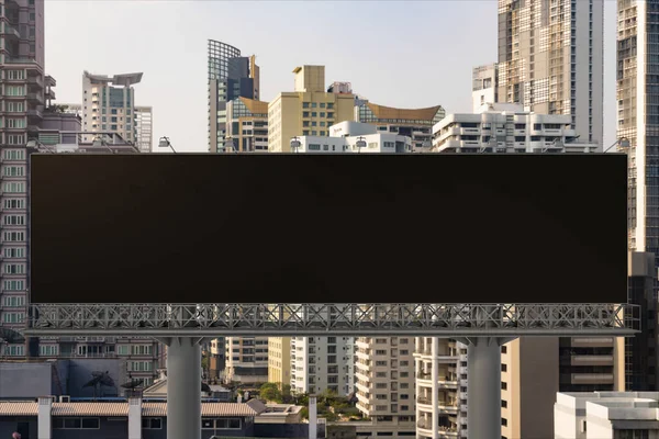 Panneau d'affichage de route noir vierge avec fond de paysage urbain de Bangkok à l'heure de jour. Affiche publicitaire, maquette, rendu 3D. Vue de face. Le concept de communication marketing pour promouvoir ou vendre une idée. — Photo