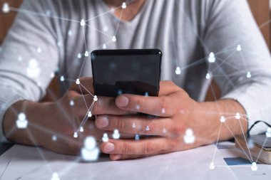 Uluslararası takımı işe alacak en iyi adayları bulmak için sosyal ağları akıllı telefonlarla tarayan insan kaynakları uzmanlarının elleri. Başarı kavramı. Ortam hologramı simgeleri.