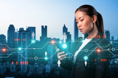 Uluslararası şirketteki çekici Asyalı İK müdürü akıllı telefon kullanarak adam toplamak için yüksek nitelikli uzmanlar arıyor. Bangkok 'ta sosyal medya hologramları.