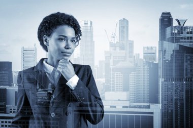 Çekici siyahi Afro-Amerikalı iş kadını elleri çenesinde nasıl başarılı olunacağını düşünüyor, yeni kariyer fırsatları, yüksek lisans. Singapur arka planda. Çift pozlama.