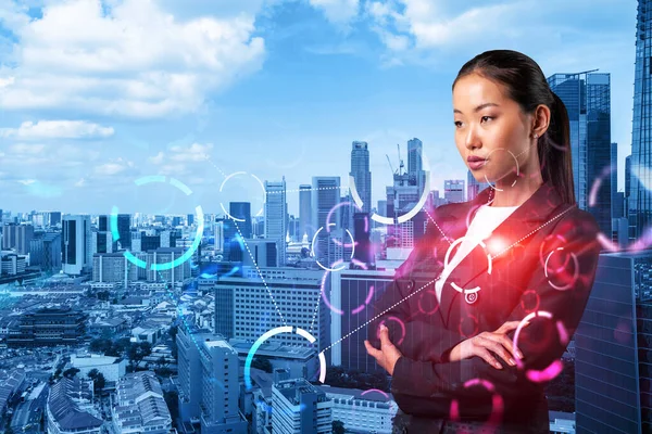 Jeune femme d'affaires asiatique attrayante réfléchissant sur la technologie au processus d'affaires pour atteindre une croissance énorme dans le commerce. Icônes hologramme Tech sur fond Singapour — Photo